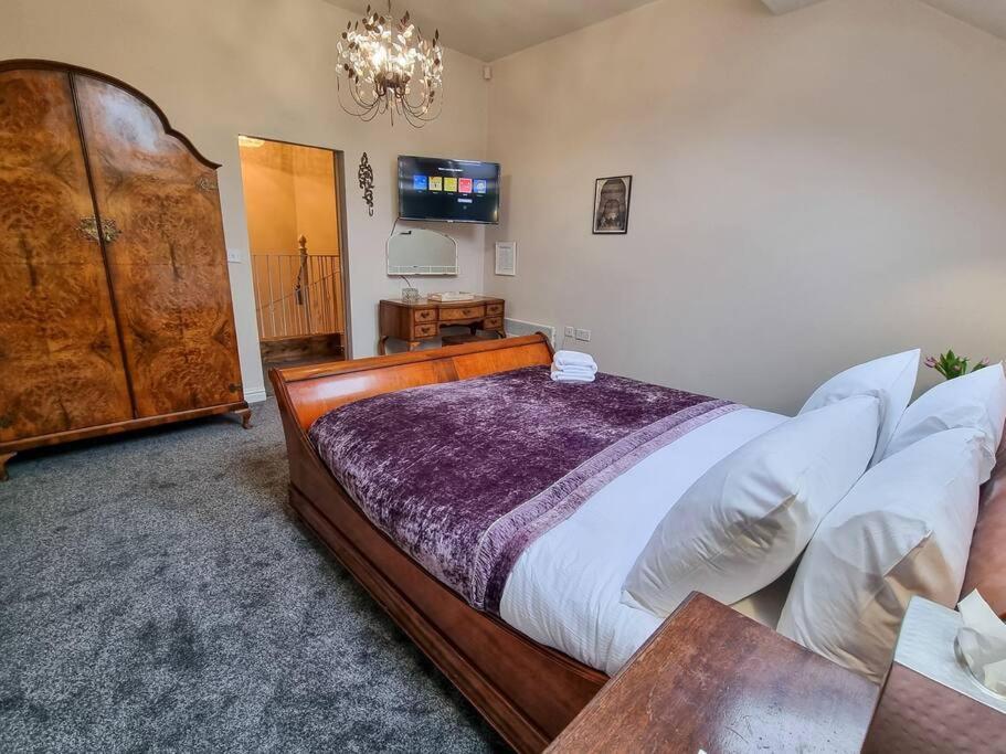 Stunning Luxury Vintage Duplex With Parking *